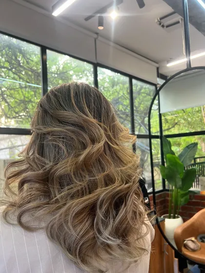 The final result of this lived-in blonde, looking radiant and healthy in the natural light of the salon.