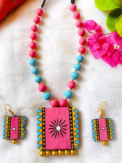 This simple square pendant set is designed for daily wear. It's lightweight and features a terracotta bead chain, making it comfortable and durable for all-day use. This one is in pink and blue.