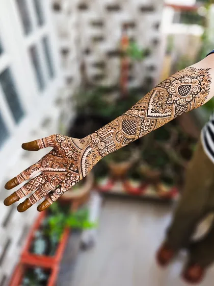 A single arm view of the V-shaped design, showing the flow of the patterns from elbow to fingertips.