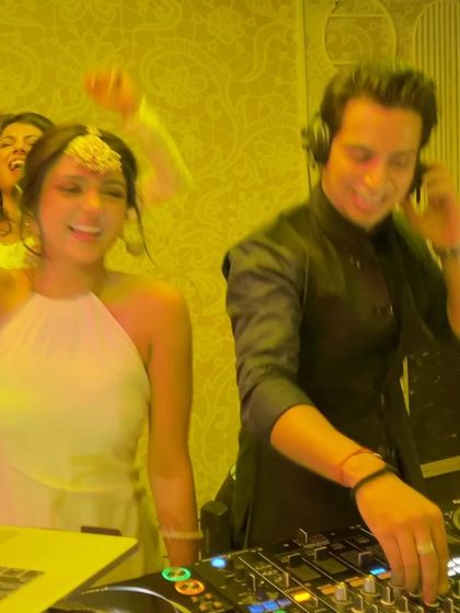 Chetan Kapoor - Wedding DJ Services At The Helm: Moments with Guests photo 8