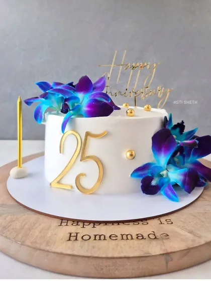 Celebrating a 25th anniversary with my signature Mocha Orange cake. This design is all about simple elegance, using fresh blue orchids and gold accents to mark the special milestone. The whipped cream frosting keeps it light and delicious, proving that a cake can be both beautiful and flavourful.