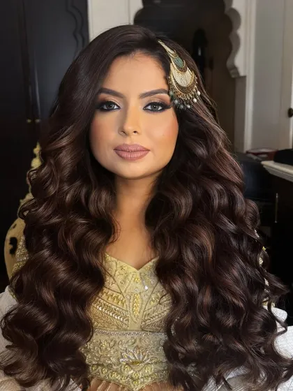 It’s not just about the makeup, the hair completes the look. For this sangeet look, we went with voluminous waves and a traditional pasa. This hairstyle adds so much glamour and movement, perfect for a night of dancing.