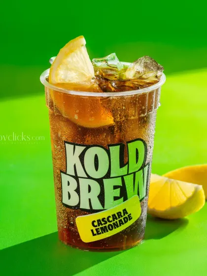 A cascara lemonade iced tea, garnished with a fresh lemon wedge.