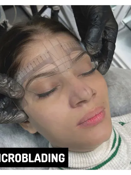 Precision starts with the perfect map. Here, a student is learning to use a brow ruler to map out the ideal shape before starting the microblading process. This foundational skill is crucial for creating symmetrical and flattering brows for any face shape.