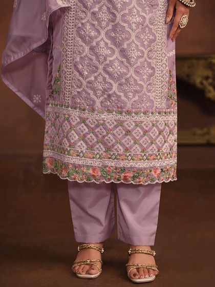 I love this soft lavender salwar kameez. The combination of white and pink thread embroidery on the organza fabric is just so pretty and perfect for a spring event.