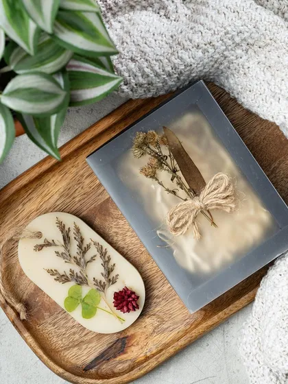 This wax tablet is made with real beeswax and pressed with a variety of dried flowers and a four-leaf clover for good luck. It's a beautiful, natural air freshener.