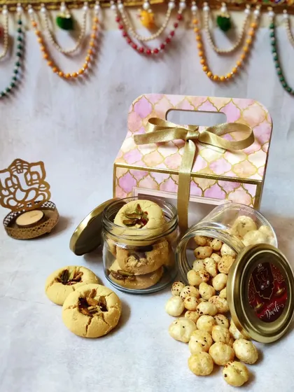 If you prefer something savory and traditional, this two-jar hamper is a great option. It contains my ghee-based pistachio nankhatai and roasted peri peri makhana, perfect for festive snacking.