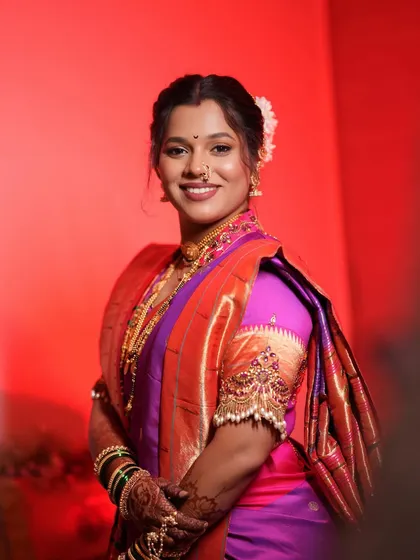 The perfect bridal glow is a happy bride. For this Maharashtrian wedding, I created a soft glam look that felt light and comfortable, complementing her vibrant Paithani saree and letting her beautiful smile be the focus.