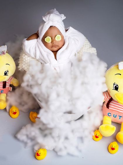 Weekend is finally here! Time for a relaxing spa day. This little one is chilling with cucumber slices and her ducky friends.