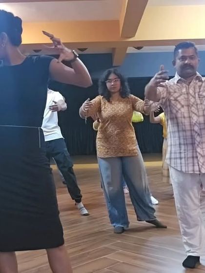 During a free introductory workshop, I guide students through a posture exercise. This is fundamental to the Tango embrace and helps dancers connect with their own axis before connecting with a partner.