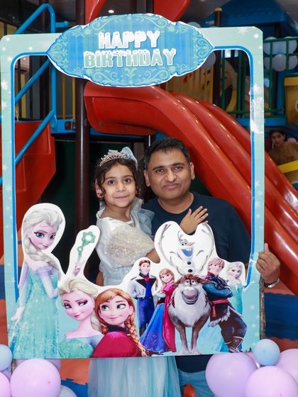 A custom photo frame adds to the fun, allowing guests to capture memories from the Frozen party with Elsa, Anna, and Olaf.