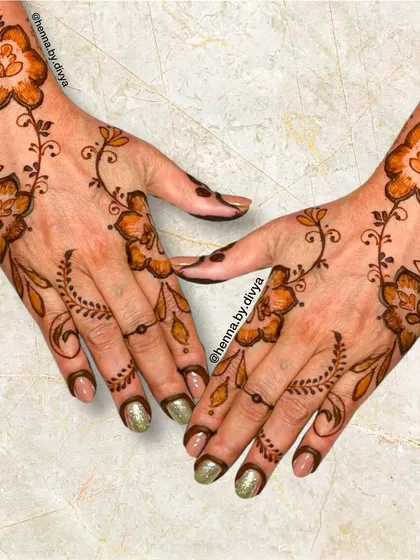 A delicate and graceful floral vine design. This Arabic-style trail is perfect for guests who want a beautiful pattern on the back of their hands that feels light and looks incredibly elegant.