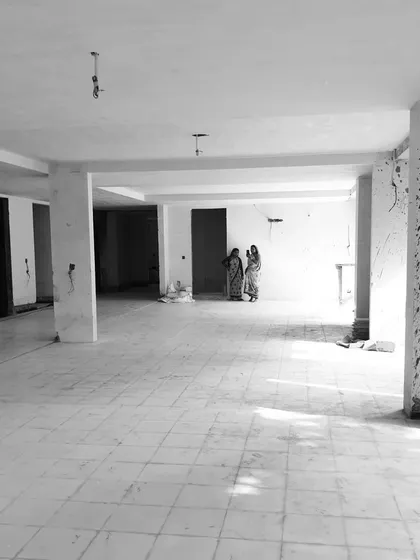 Natural light, open spaces, and minimalism. This raw space shows the potential of the project, with its large open floor plan and structural columns.