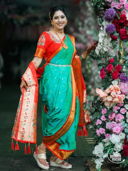 A full-length portrait of a Maharashtrian bride in a beautiful Nauwari saree.