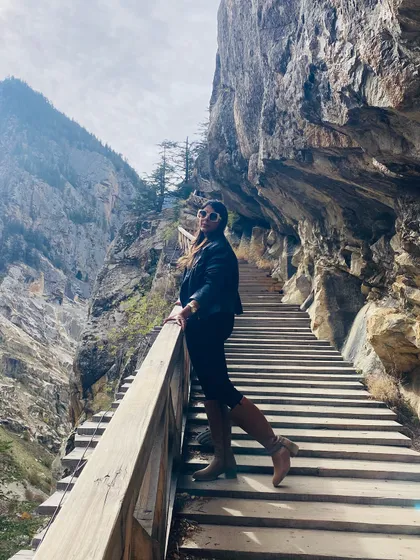 Styling is not just for the city. Here’s a travel look I put together for a trip to the mountains, combining a leather jacket, boots, and sunglasses for a look that is both practical and fashionable for exploring.