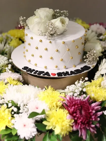 We love combining flowers and treats. This vibrant floral platter was designed to perfectly frame a custom cake, creating a stunning centerpiece for a nikah ceremony or any special event.