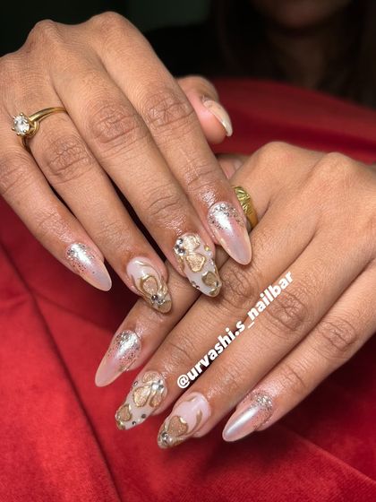 For a truly opulent look, this set features a shimmery base with sculpted golden petals and sparkling diamond accents. It’s a luxurious design that makes a bold statement.