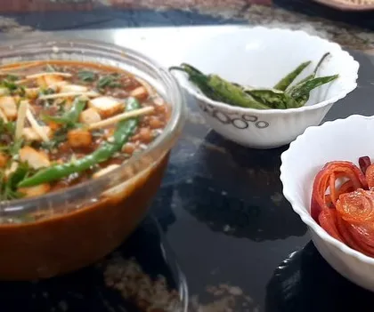 The perfect accompaniments for our chole: tangy pickled onions and spicy fried green chillies.