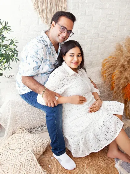 A happy couple in my favorite light and airy boho setup. The white brick, natural textures, and soft light create a relaxed and beautiful atmosphere for maternity photos.
