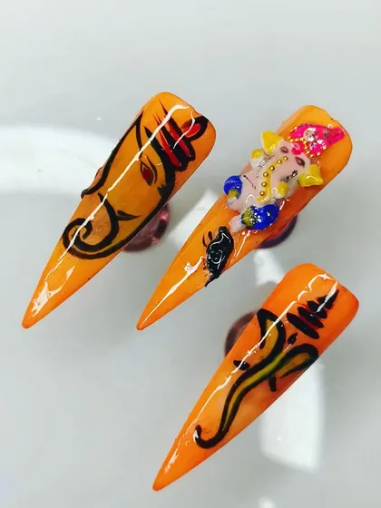 This intricate 3D Ganesha nail art is an example of the advanced, creative techniques I teach. We use acrylics and detailed free-hand painting to create stunning, festive designs like this for special occasions.