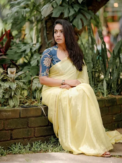 A moment of quiet elegance. The soft fabric and the beautiful Kalamkari blouse come together to create a look that is both timeless and serene.