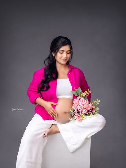 A sweet and gentle moment, cradling the baby bump. This casual and modern look is perfect for creating relaxed and authentic maternity photos.