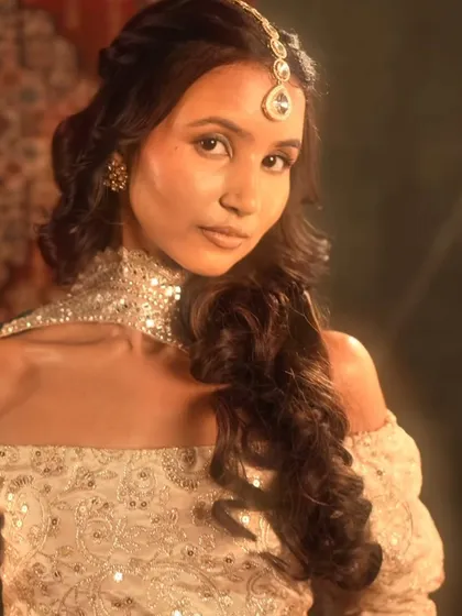 Stepping into a world of fantasy with this look inspired by the elegance of Heeramandi. I crafted a soft, regal hairstyle with a side-swept curl and a delicate maang tikka to create a look of timeless grace and royal charm.