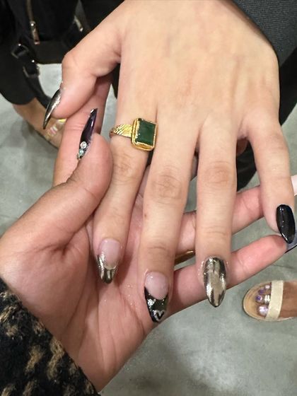 A student's great work on this set, combining black nails with silver chrome accents and art.