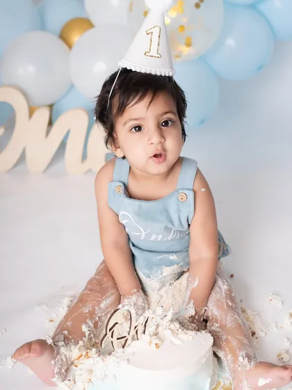 This is what a successful cake smash looks like. Covered in cake and having the time of his life. These photos are a perfect memory of the pure, uninhibited joy of being one.