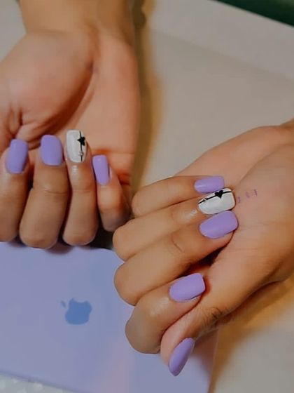 Matching your nails to your phone case is a whole vibe. Here are some lovely lavender nails with a cool, cracked marble effect on the accent nail for a modern, edgy look.