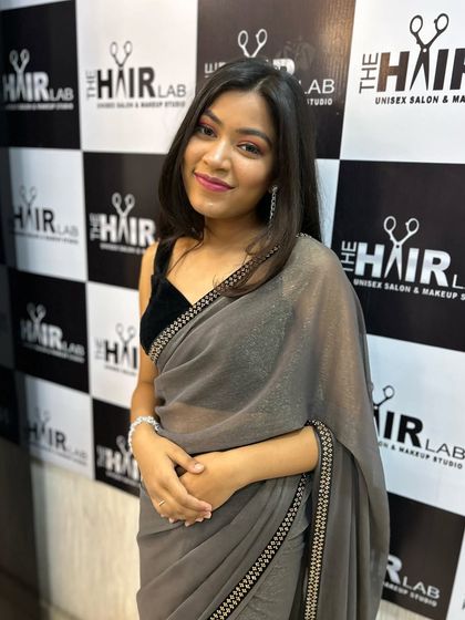 A simple yet elegant party look. The soft makeup and simple hairstyle work perfectly with this beautiful grey chiffon saree, making her look effortlessly stylish.