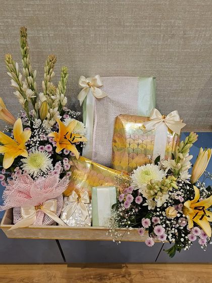 This pretty pastel trousseau with fresh florals and a touch of shimmer is stealing my heart today. The combination of soft colors and elegant wrapping makes it a perfect look for a modern wedding.