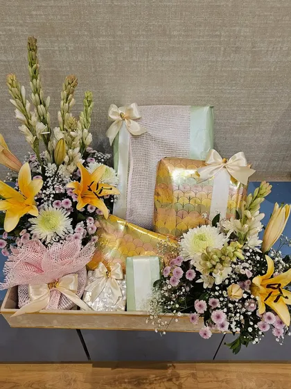 This pretty pastel trousseau with fresh florals and a touch of shimmer is stealing my heart today. The combination of soft colors and elegant wrapping makes it a perfect look for a modern wedding.