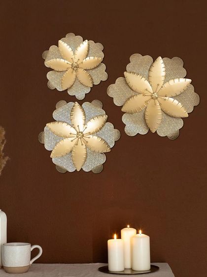 This set of three golden metal flowers adds a touch of subtle glamour to any space. The delicate, layered petals and mesh background create a beautiful texture, perfect for a minimalist or modern home.