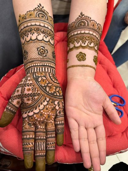 A still image of the contrasting heavy and simple designs.