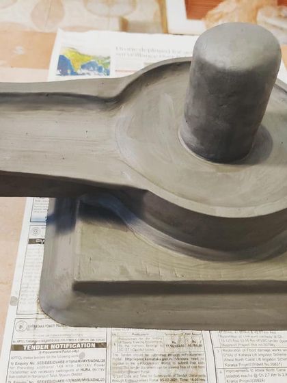 A simple conversation with someone who came to buy clay led to the creation of this beautiful Shivling for Mahashivratri. Inspiration can strike at any moment in the studio.