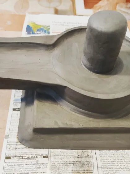 A conversation with a visitor who came to buy clay led to the creation of this stunning Shivling. Sometimes the most beautiful art happens spontaneously in the studio.