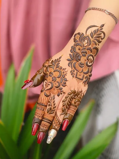 This elegant Arabic-inspired floral design combines bold lines with delicate, leafy patterns. It's a perfect choice for someone who wants a design that is both striking and graceful.