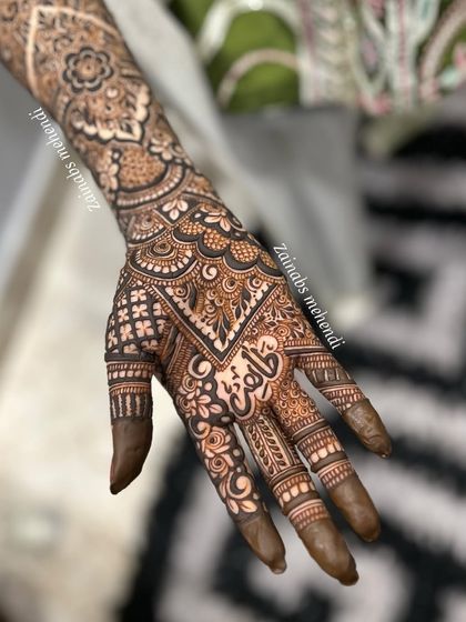 Another angle of Madeeha's personalized palm design, showcasing the elegant calligraphy.