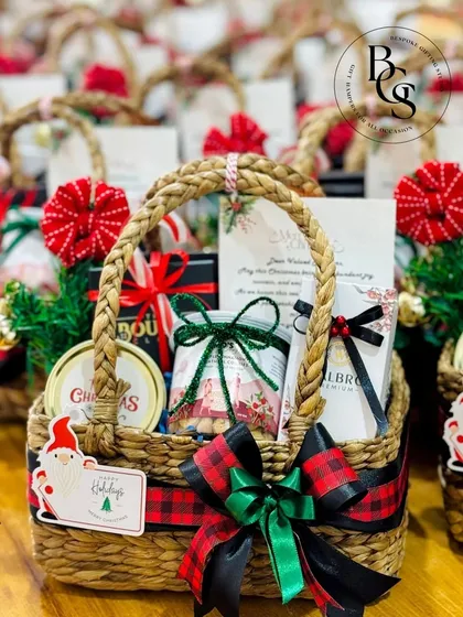 This Christmas-themed basket is packed with holiday cheer. Featuring festive plaid ribbons, a Santa tag, and a mix of seasonal treats, it’s a wonderful way to send warm holiday wishes to clients, employees, or friends.