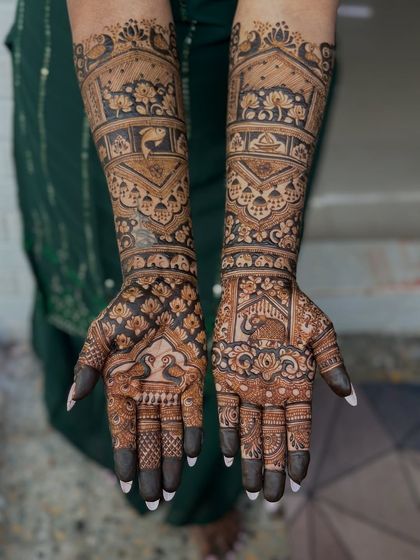 The full view of this classic bridal mehendi, with repeating bands of animal and floral motifs.