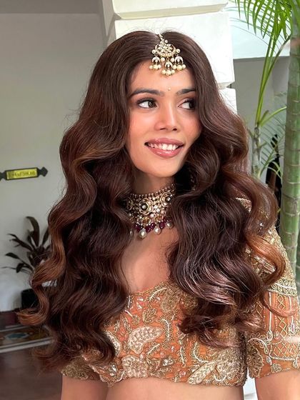 A close up of the bride's Hollywood waves. The deep, uniform curls add a touch of glamour to her wedding look.