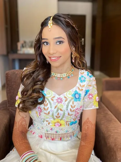 Gunjan looking pretty and fresh. The makeup is kept light and radiant, perfect for a daytime summer wedding event.