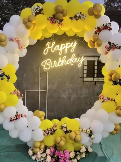A close-up of the yellow and white balloon ring, showing the floral details.