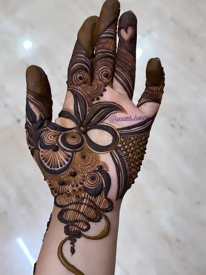 A modern and abstract design for the back of the hand. The mix of bold lines, dots, and net patterns creates a very unique and stylish look.