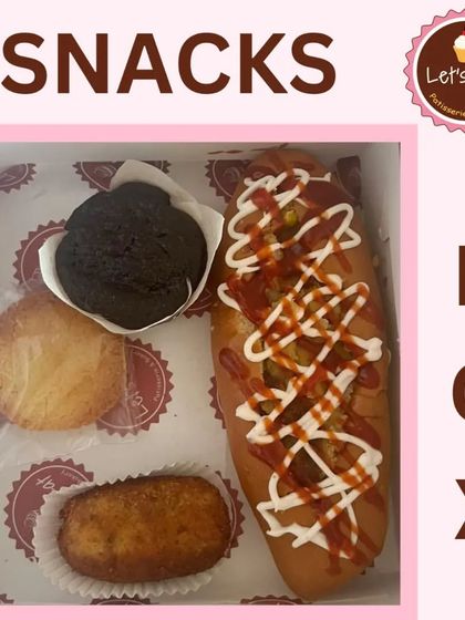 This party snack box includes a hot dog, a chocolate muffin, a cookie, and a croquette, providing a satisfying and delicious selection for any gathering.