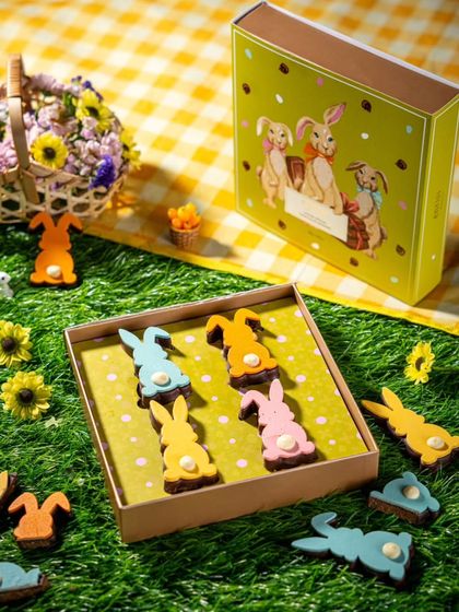Celebrate Easter with these playful chocolate bunnies. This limited edition box features colorful bunnies made with classic praline and crispy rice puffs, perfect for an Easter basket.