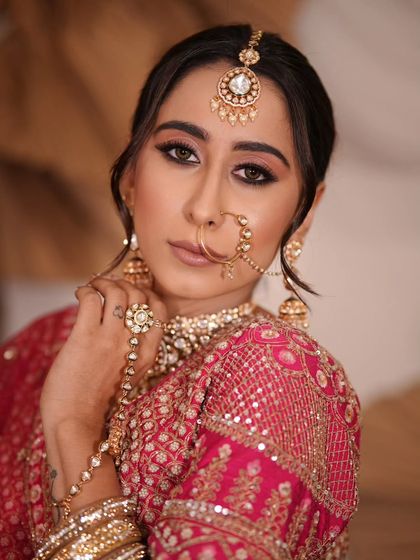 A complete bridal look featuring a heavy, gold-plated Kundan necklace, haath phool, and maang tikka, all available for rent.