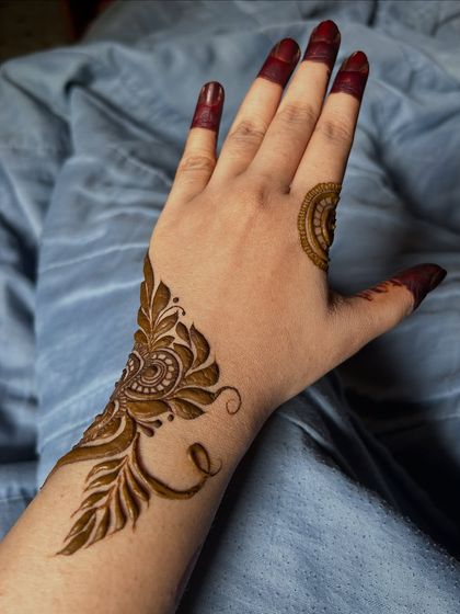 A simpler version of an Arabic design, focusing on a single motif on the wrist with decorated fingertips.