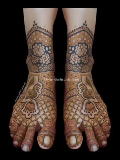 This foot design features large, graceful peacock motifs. The surrounding patterns are kept delicate to ensure the peacocks are the main focus.